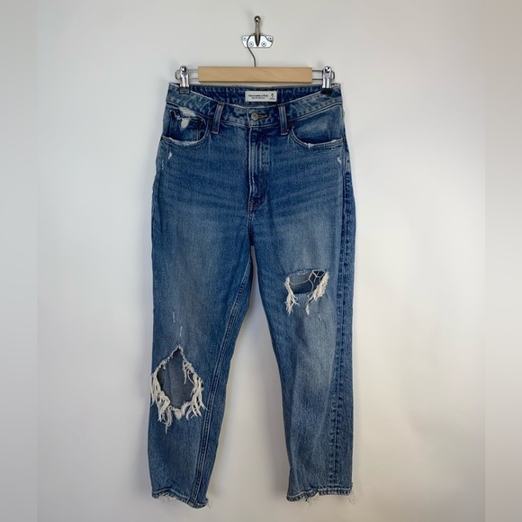 Abercrombie High Rise Mom Jean 26/2s short - Picture 2 of 9